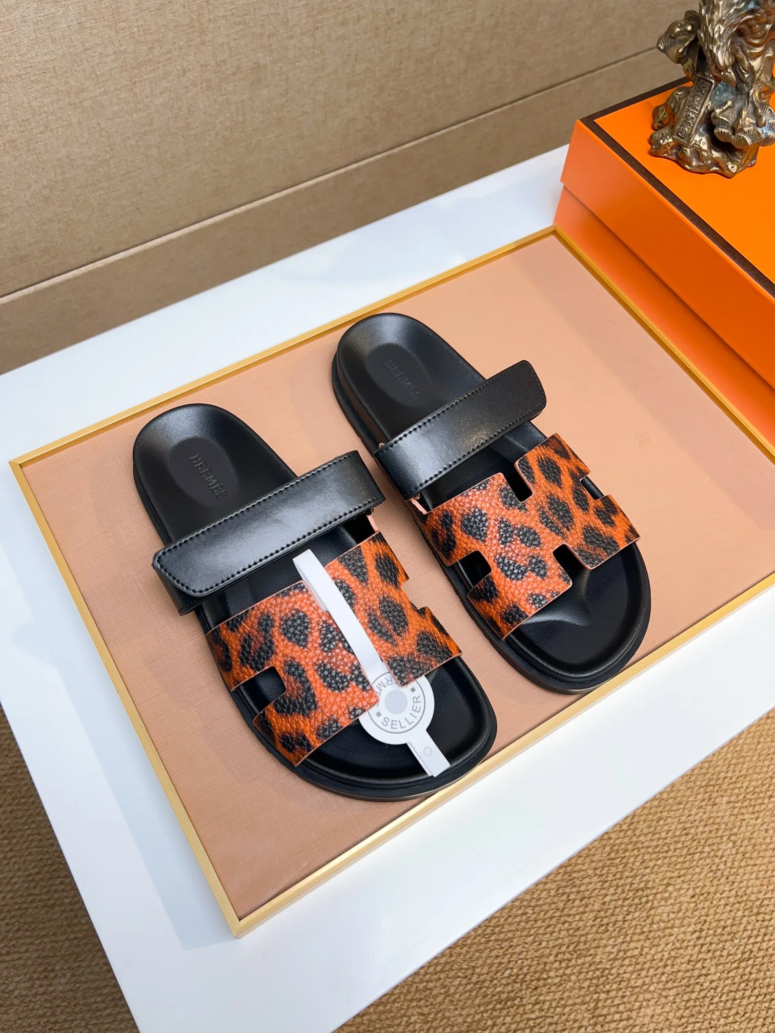 Men's clothing and shoes 💰340 💅💅💅 new arrival. Hermes Hermes official website latest counter synchronized new oran color leather H slippers, the original Paris version flew back to the original model and opened the mold to make it perfectly🍌The highest quality Sincerity, you can enter and leave the counter at will [Deyi] The upper is made of original customized  colored palm prints, crocodile print, ostrich print, colored cow leather, colored cow suede, 🤔 horse hair, 🥳 colored diamonds, 🥰 3D printing, and other genuine leather slippers, imported cow pattern foot pad lining, Italian  latest original genuine leather combination outsole Code number: 38-48 (customized at 46.47.48) Can be made into picture combination sole with genuine leather pattern and ordinary molded outsole